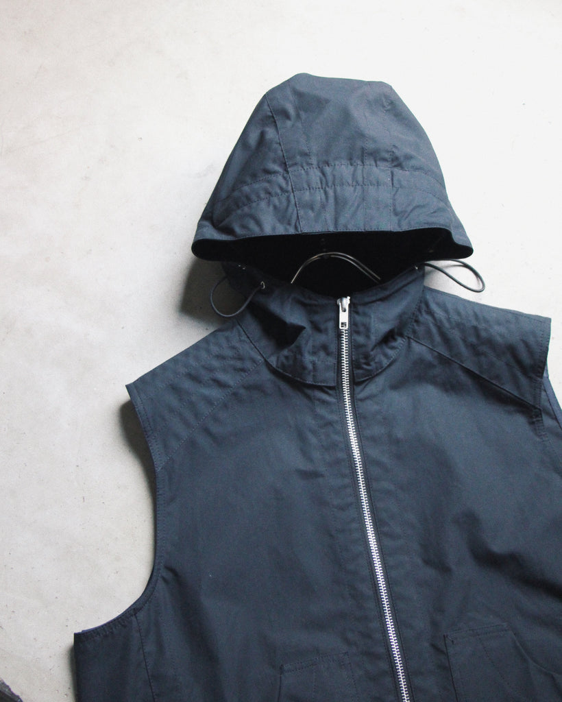 iPhoneが最もハイテクでいい / Arnar Mar Jonsson : Ventile Hooded Vest – Mukta / Sal