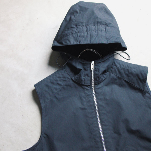 iPhoneが最もハイテクでいい / Arnar Mar Jonsson : Ventile Hooded Vest – Mukta / Sal