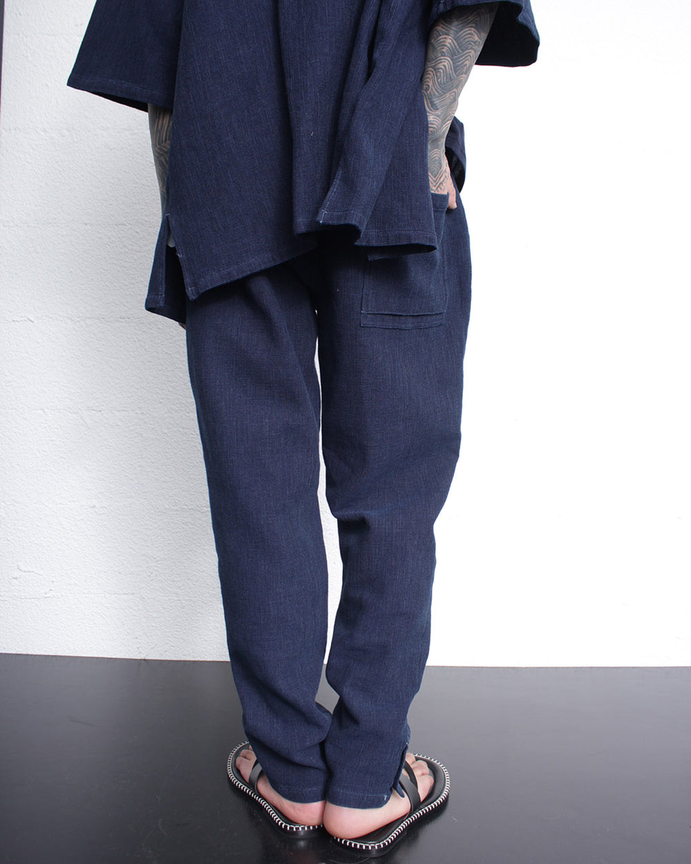 KOZABURO / TAPERED EASY PANTS (0318-P-001) Navy – Mukta / Sal