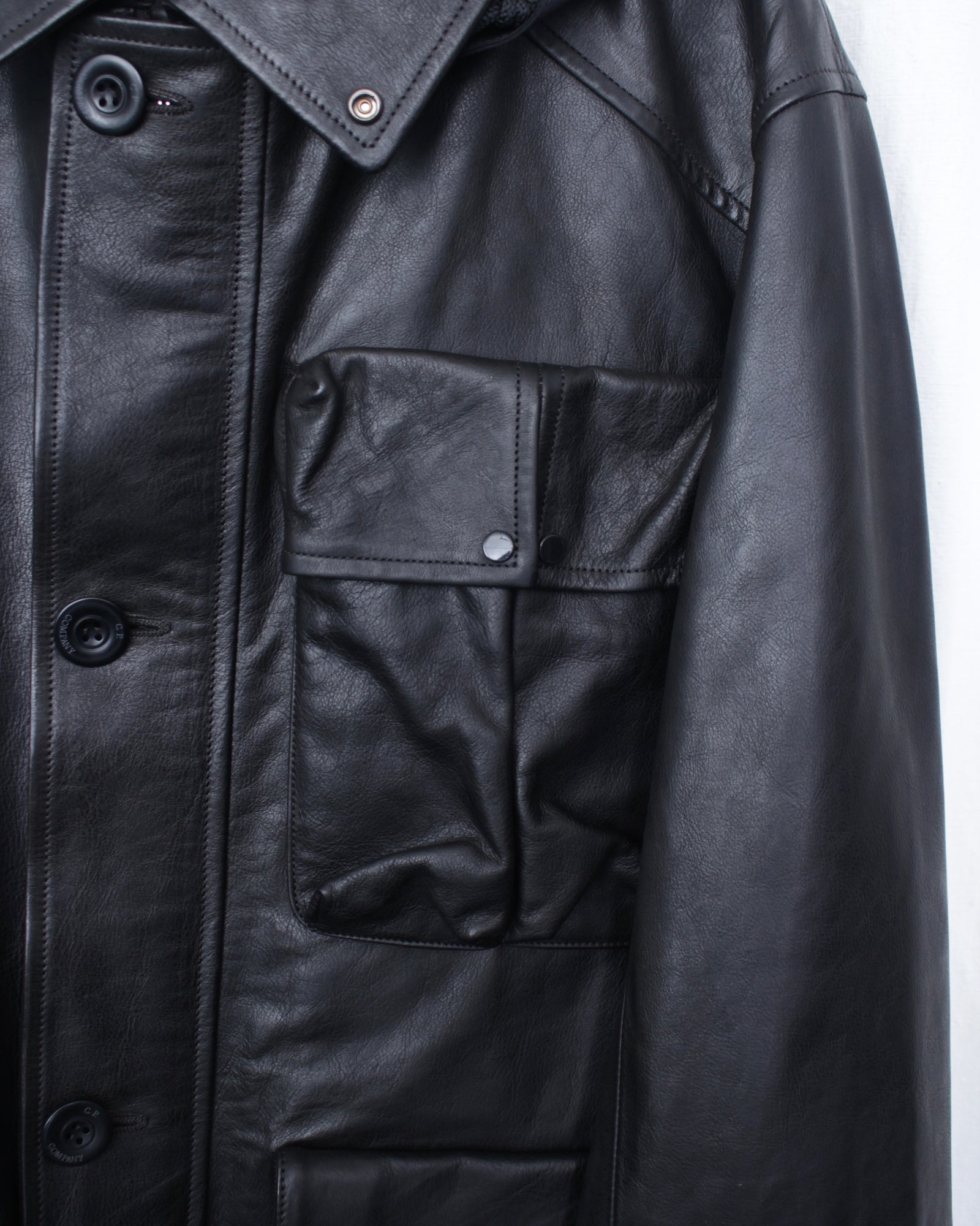 C.P. COMPANY / MEDIUM JACKET IN LEATHER (19CMOW296A) Black – Mukta