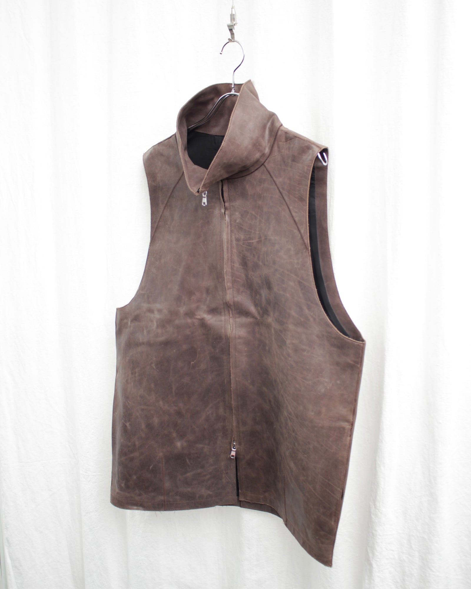 Omar Afridi / COCOON GILET (OA-AW20-LEATHER-103-01) Brown – Mukta