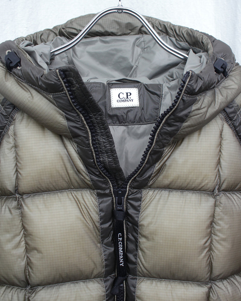 C.P. COMPANY / D.D. SHELL HOODED JACKET - Fallen Rock (19CMOW702A)