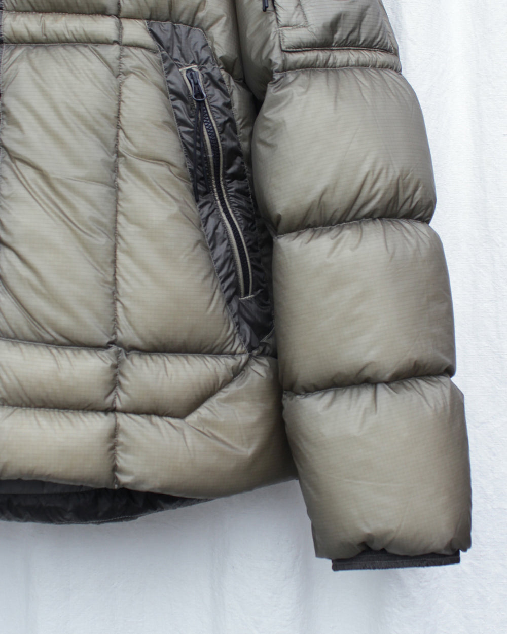 C.P. COMPANY / D.D. SHELL HOODED JACKET - Fallen Rock (19CMOW702A