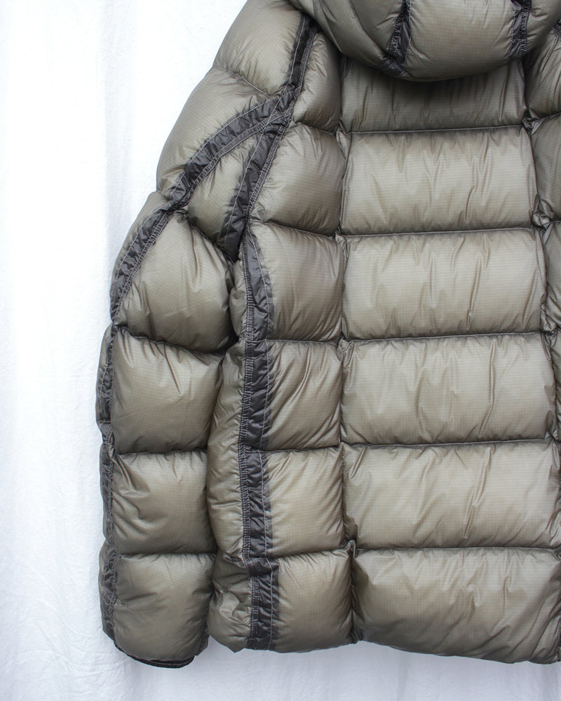 C.P. COMPANY / D.D. SHELL HOODED JACKET - Fallen Rock (19CMOW702A)