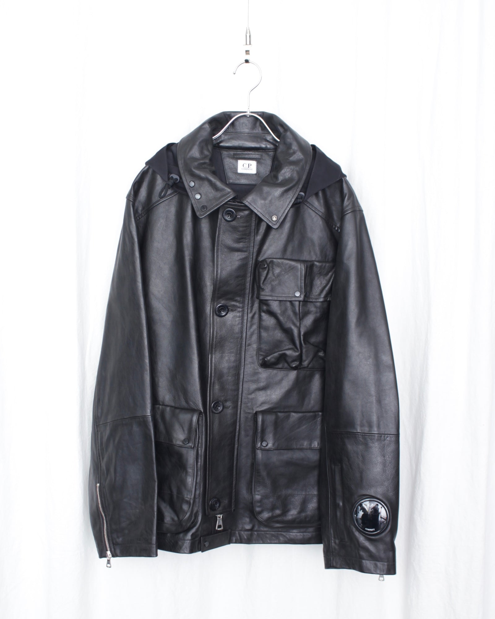 C.P. COMPANY / MEDIUM JACKET IN LEATHER (19CMOW296A) Black – Mukta
