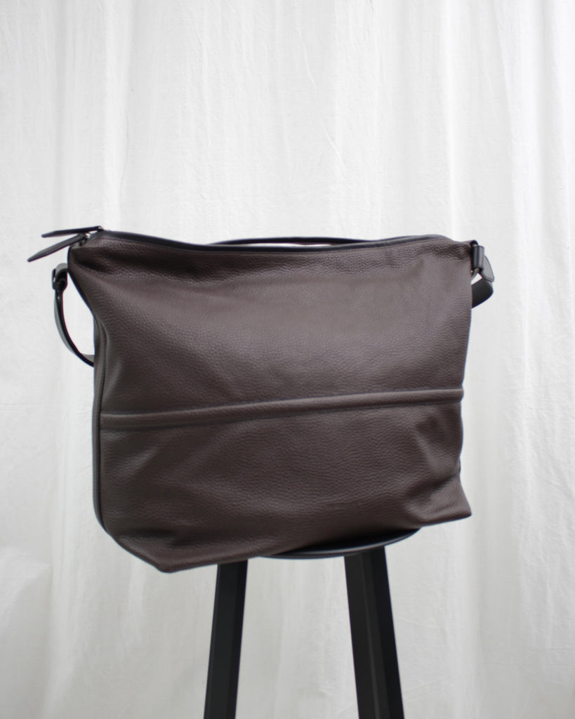 DRIES VAN NOTEN / BOMBE BAG (242-021502-196) Choco – Mukta / Sal