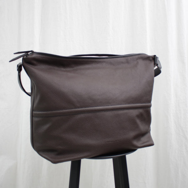 DRIES VAN NOTEN / BOMBE BAG (242-021502-196) Choco – Mukta / Sal