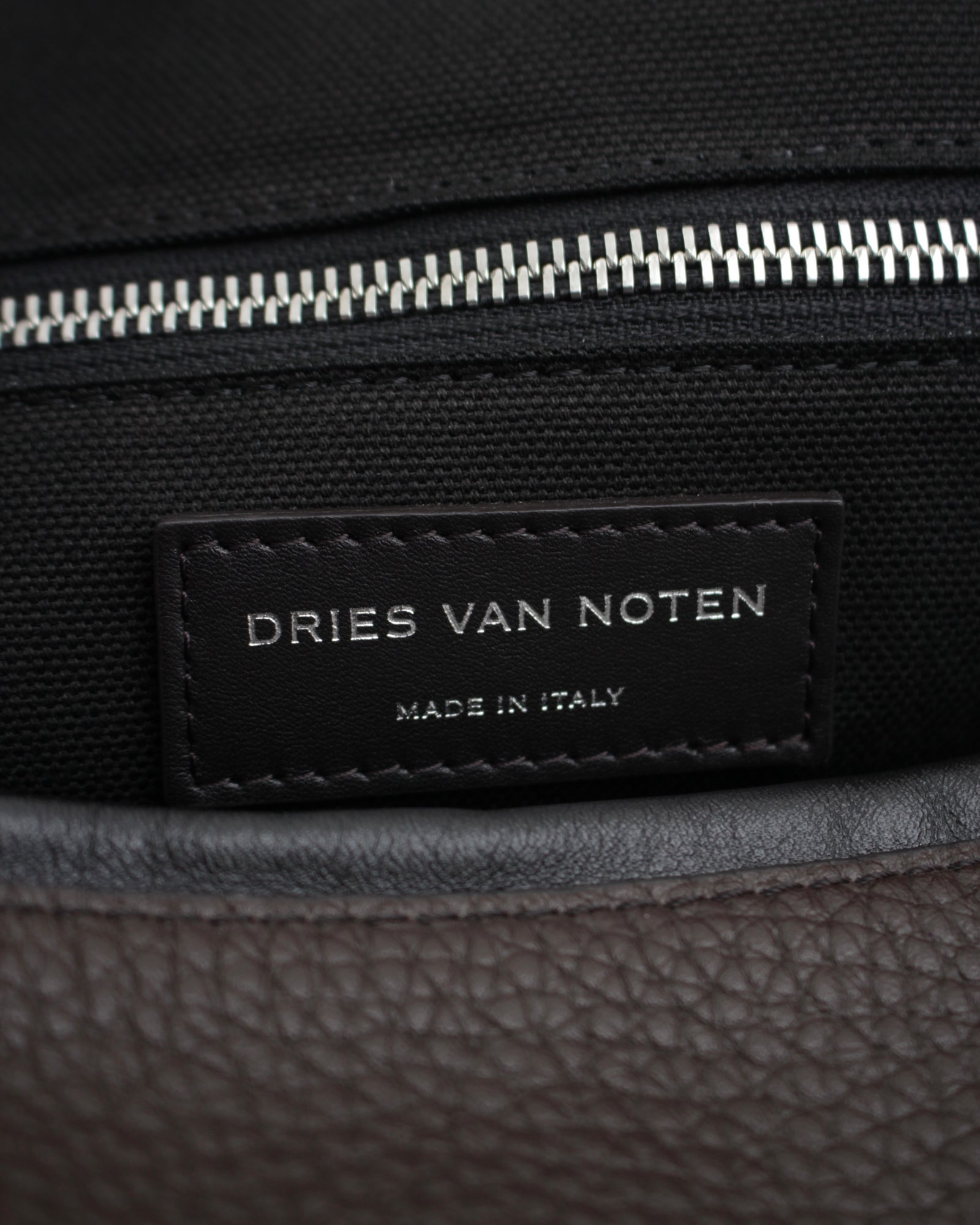 DRIES VAN NOTEN / BOMBE BAG (242-021502-196) Choco – Mukta / Sal