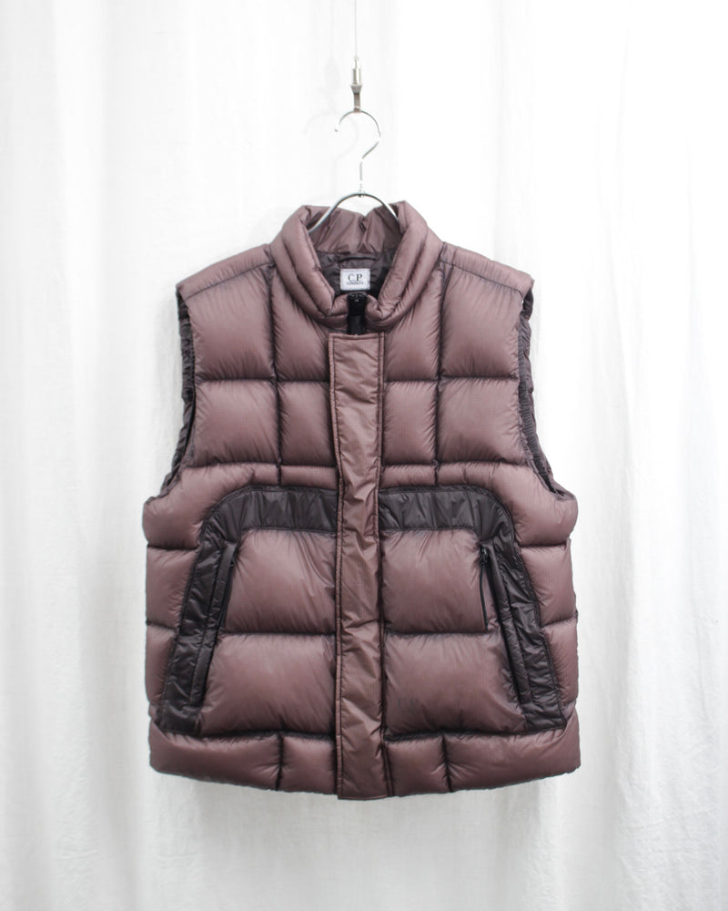 OUTERWEAR VEST IN DD SHELL (17CMOW207A-006099A) Purple Dove 735