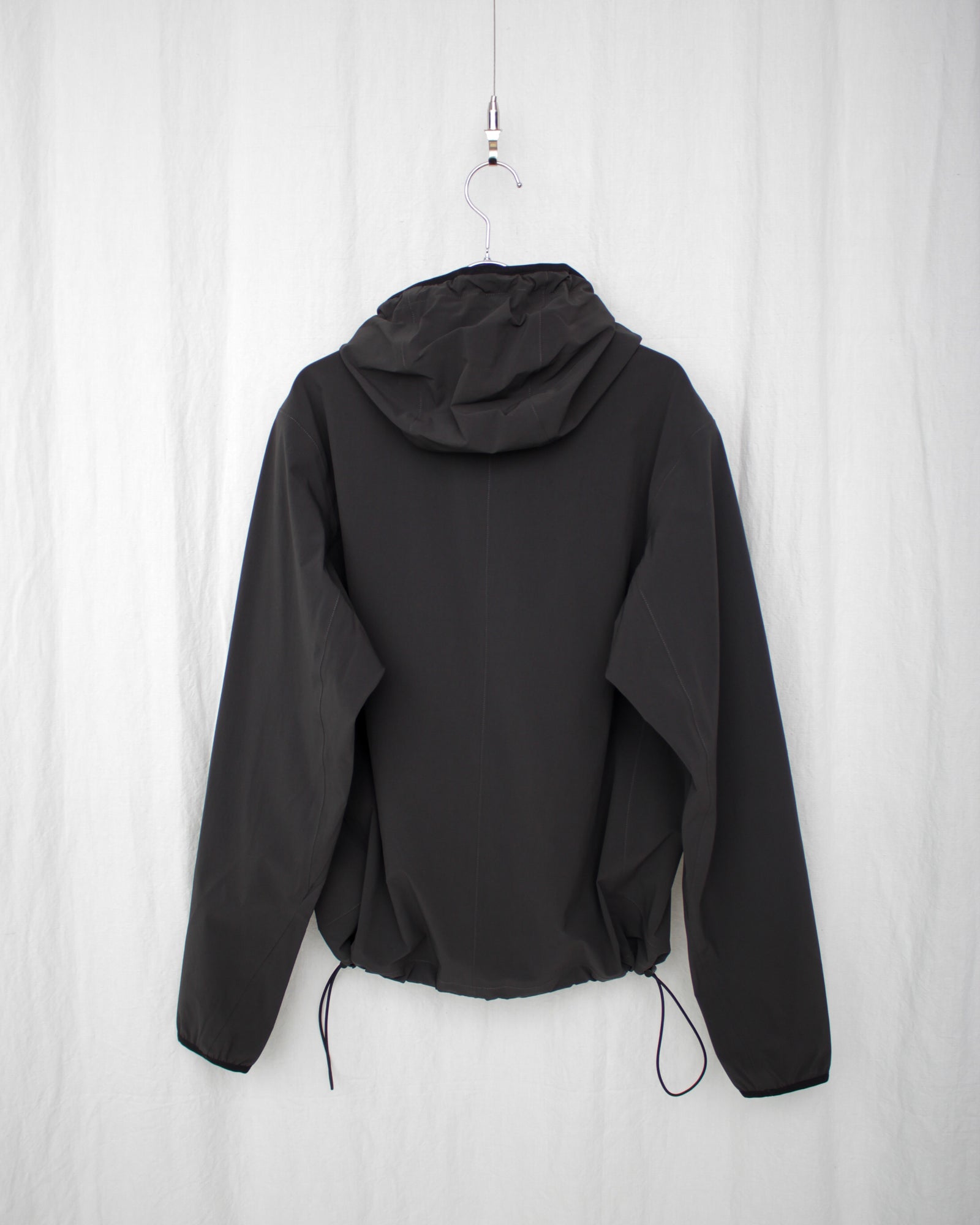 Omar Afridi / VASE PARKA (SS25-PRK-101-01) Charcoal – Mukta / Sal