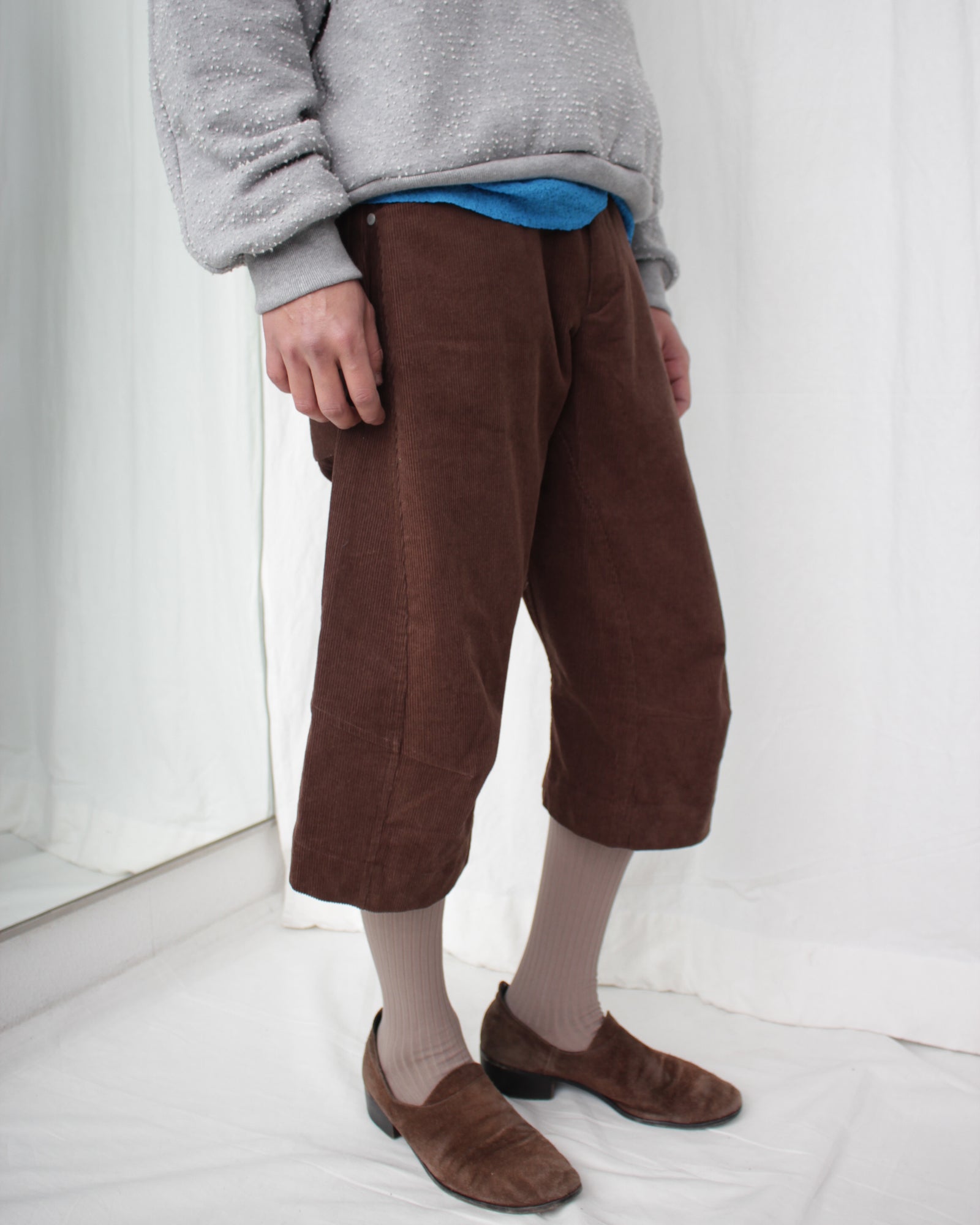 Omar Afridi / KNEE DARTED FLARE SHORTS (SS25-TRS-105-03