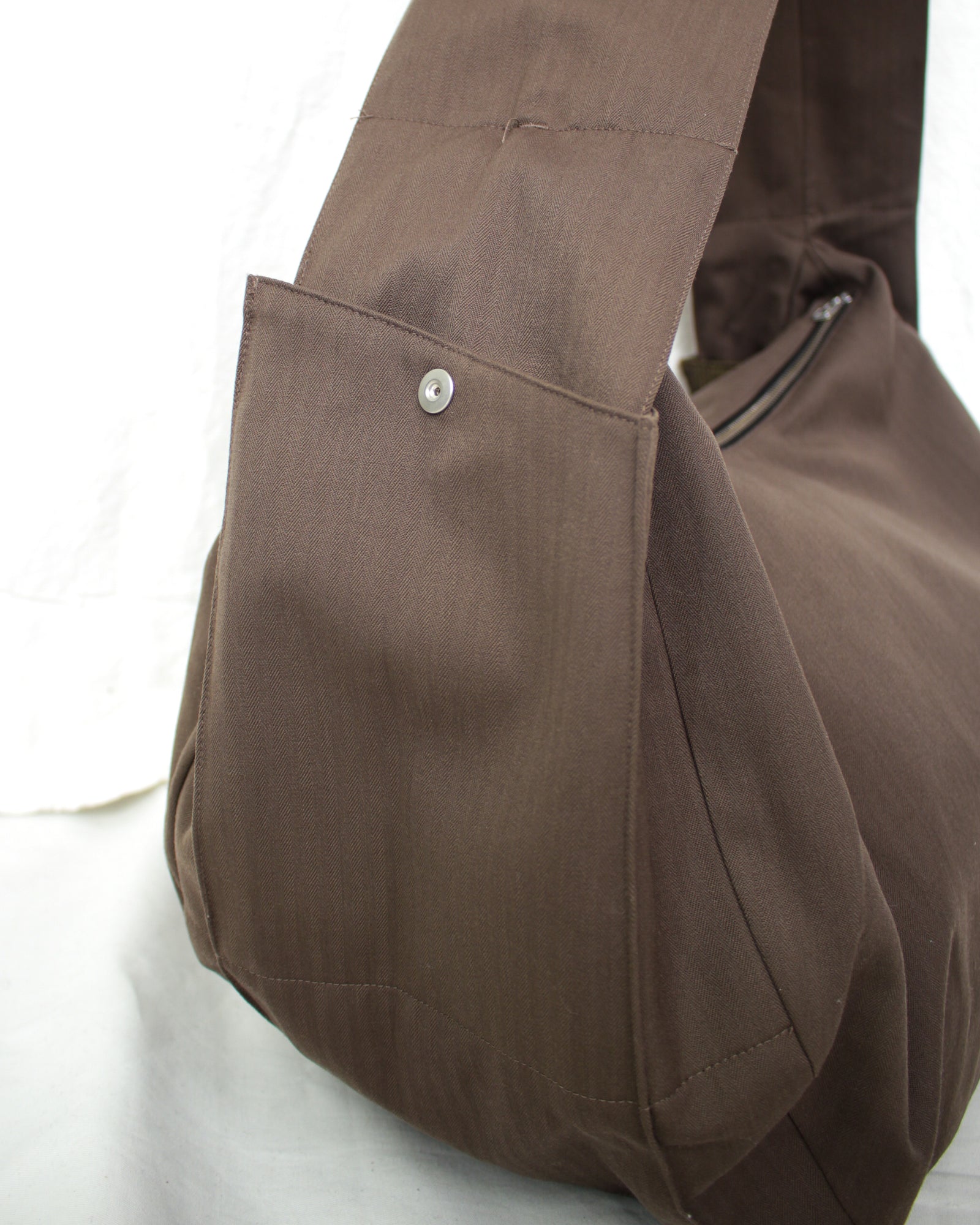 Omar Afridi / ZIPPED LIDIA BAG (SS25-BAG-103-01) Sand×Dirty