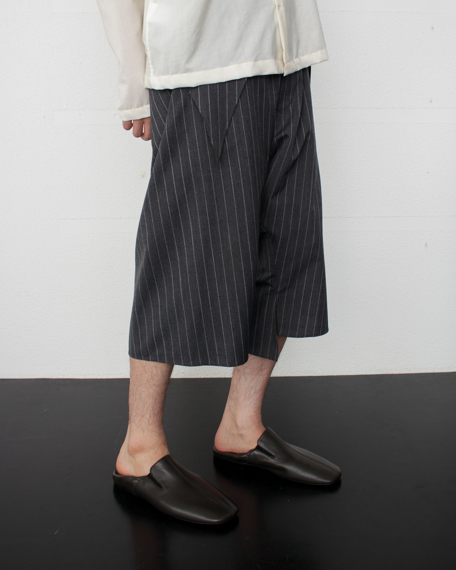 sulvam / ショートパンツ/S/ウール/グレー/MV-P03-110/25SS/ストライプイージーハーフスラックス IMG_7048_1600x.jpg?v=1750404443