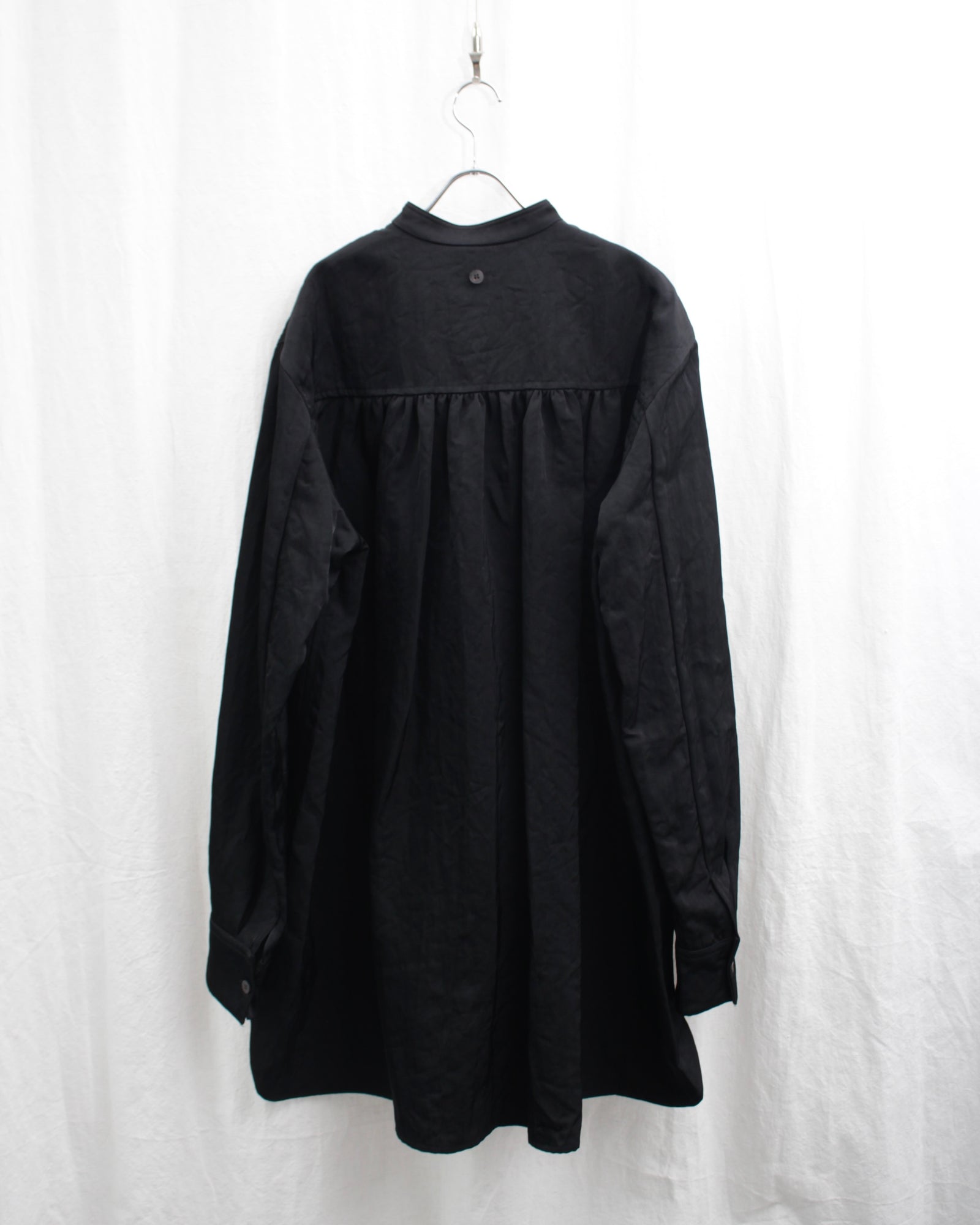 Omar Afridi オマールアフリディ 20AW イギリス製 OMAR SHIRT ナイロンツイル オマールシャツ S BLACK 長袖 ロング丈ノーカラーギャザーシャツ トップス【中古】【Omar Afridi】 楽天市場】Omar Afridi オマールアフリディ 20AW イギリス製 OMAR
